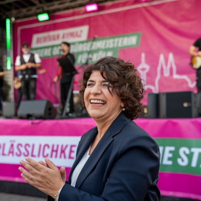 Berivan Aymaz beim Wahlkampfhöhepunkt der Grünen auf dem Neptunplatz