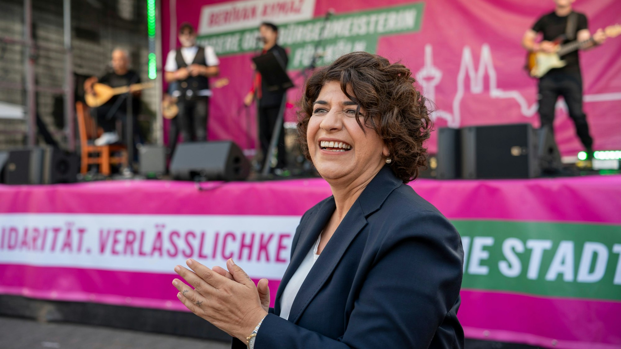 Berivan Aymaz beim Wahlkampfhöhepunkt der Grünen auf dem Neptunplatz