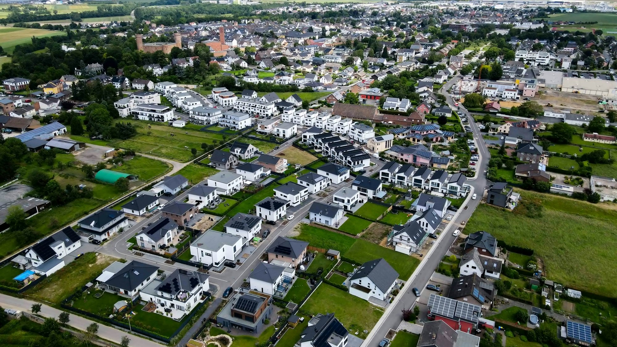 Das Bild zeigt Zülpich mithilfe einer Drohne aus der Luft fotografiert.