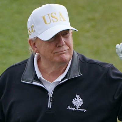 ARCHIV - 29.07.2025, Großbritannien, Balmedie: US-Präsident Donald Trump nimmt an der Eröffnung des Trump International Golf Links teil, dem neuen Golfplatz des Präsidenten auf dem Menie Estate. (zu dpa: «Harald Schmidt hält Trump für «genialen Entertainer»») Foto: Jane Barlow/PA Wire/dpa +++ dpa-Bildfunk +++