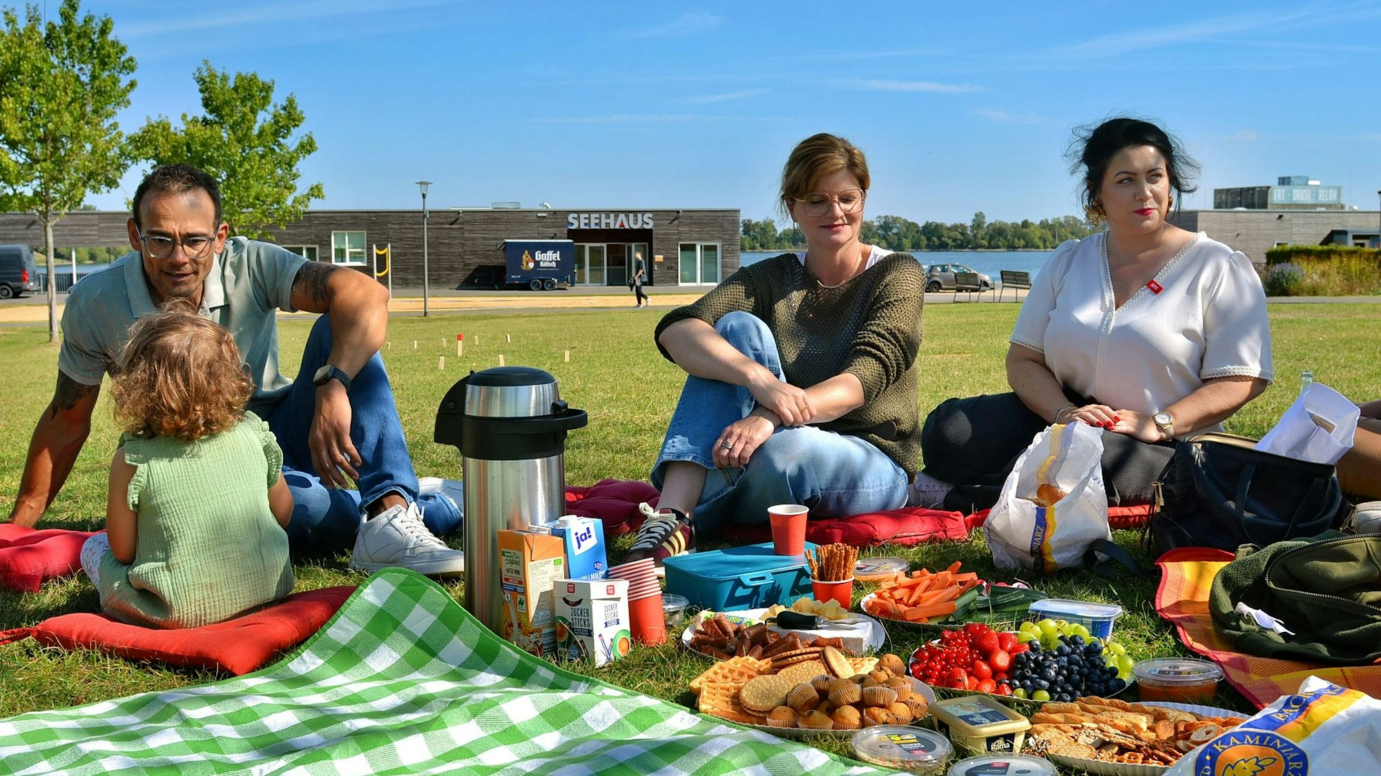 Das Bild zeigt einen Moment während des Picknicks im Zülpicher Seepark.