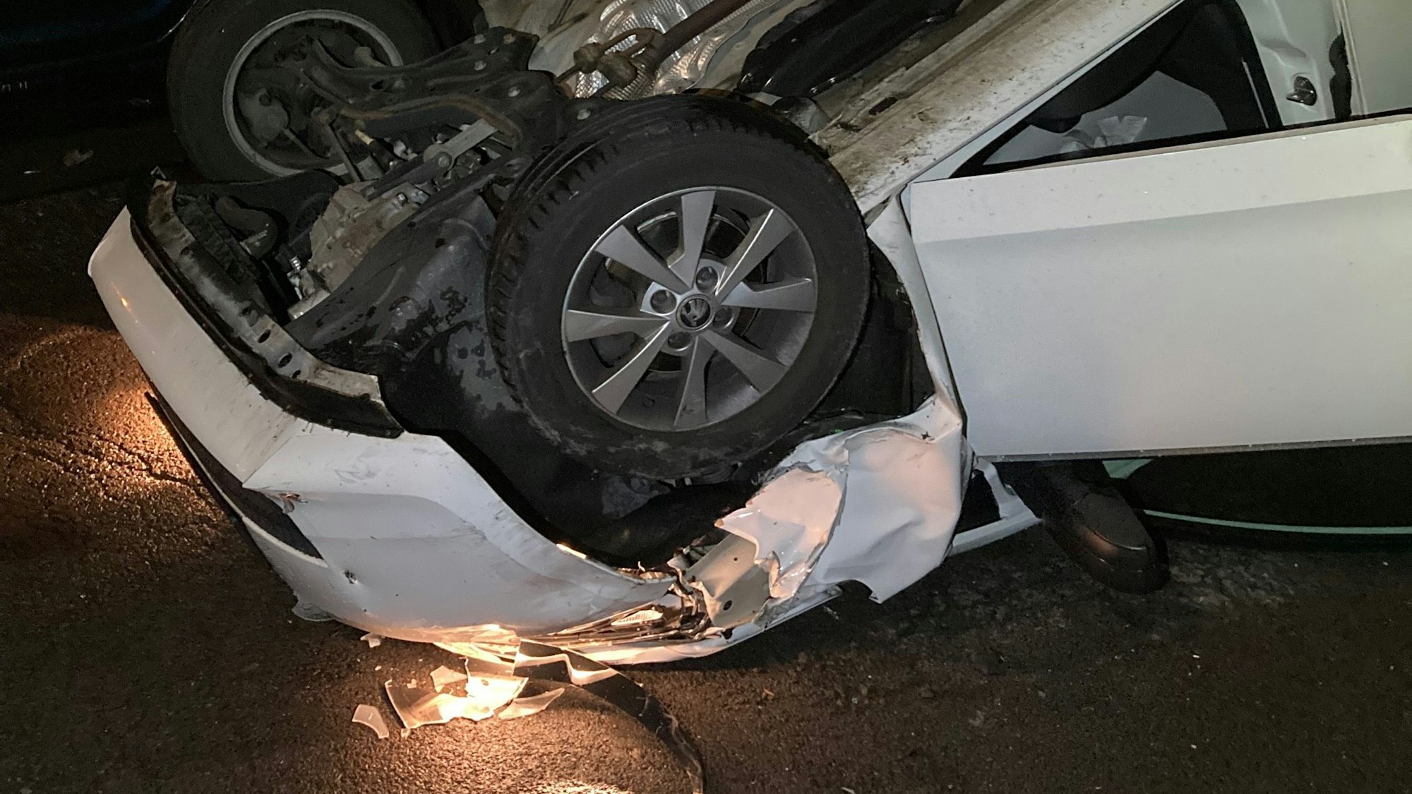 Ein umgestürztes Auto.