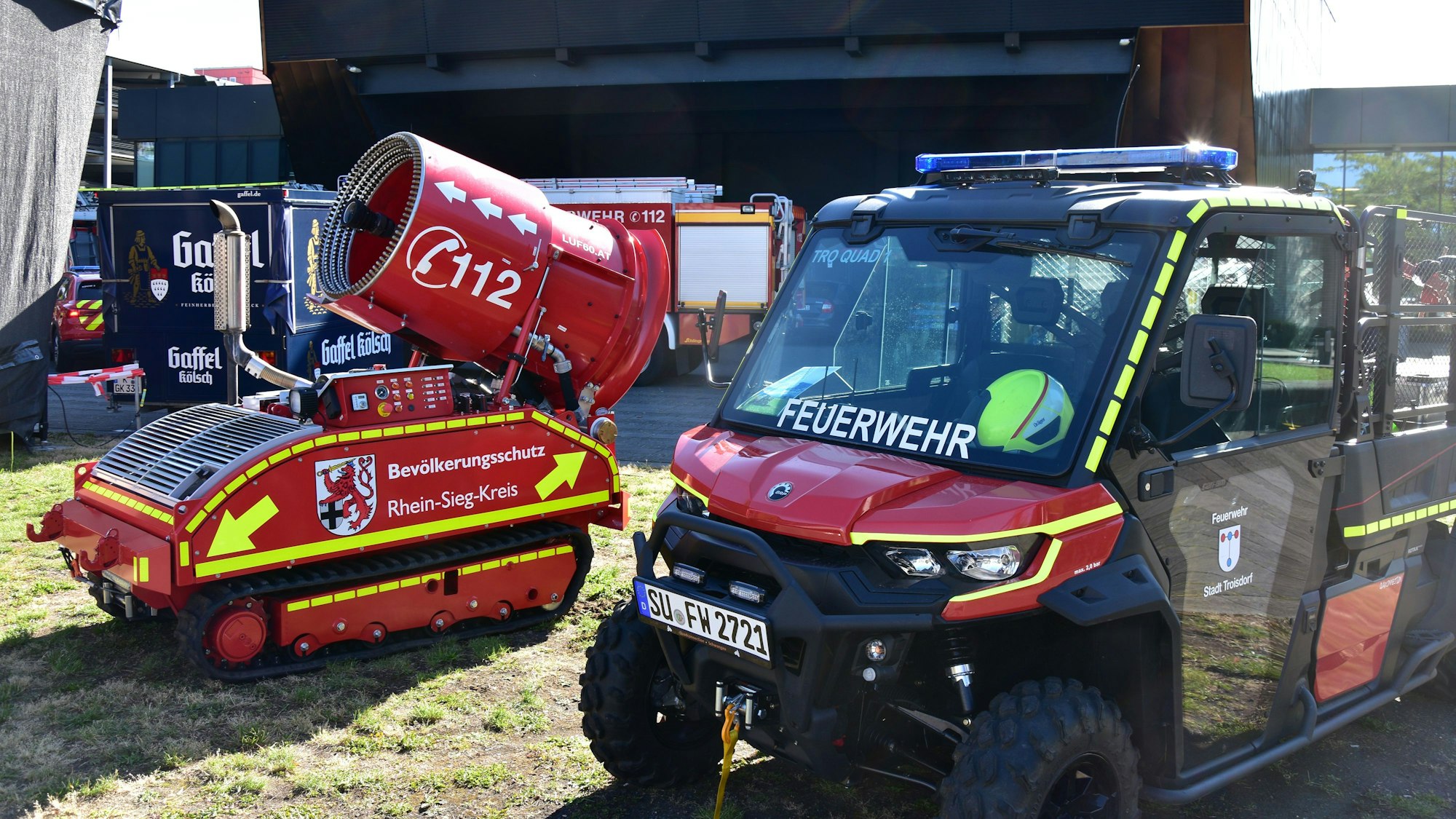 Das Löschunterstützungsfahrzeug (links), sowie das Feuerwehr-Quad sind zwei von zahlreichen Fahrzeugen, die die Troisdorfer Feuerwehr bei ihrem Fest ausstellte.