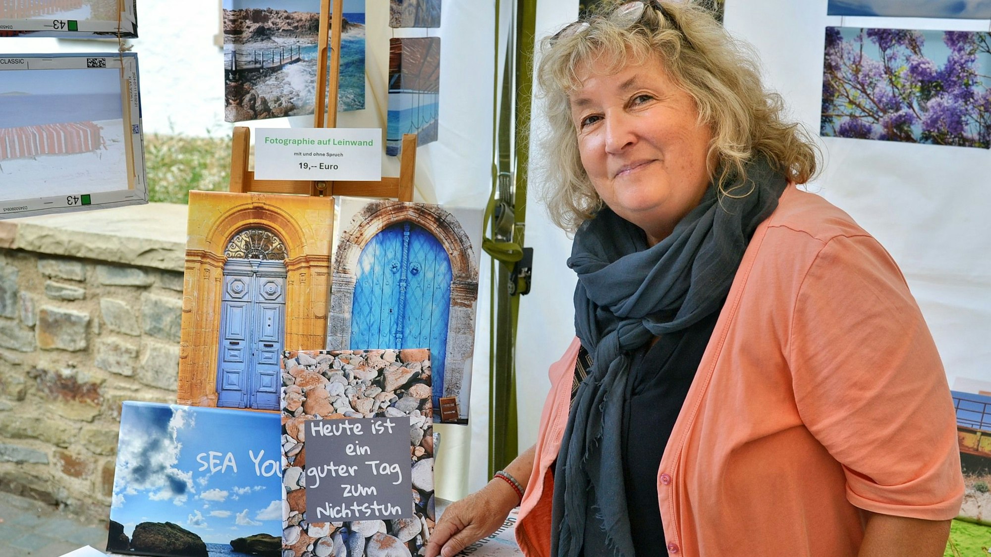 Das Bild zeigt die Kunsthandwerkerin während des Michaelsmarkts an ihrem Stand.