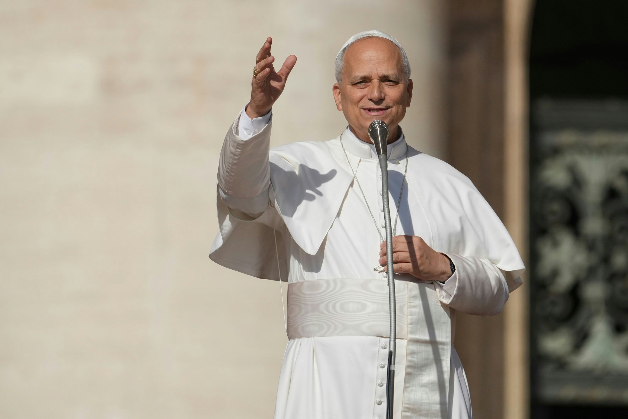 07.09.2025, Vatikan, Vatikanstadt: Papst Leo XIV. kommt zur Heiligsprechungsmesse von Carlo Acutis und Pier Giorgio Frassati auf dem Petersplatz. Papst Leo XIV. hat die Aufnahme des 2006 an Leukämie verstorbenen Teenagers Acutis in das Verzeichnis der Heiligen verfügt. Der Junge aus Italien gilt als erster Heiliger aus der Generation der Millennials. Foto: Andrew Medichini/AP/dpa +++ dpa-Bildfunk +++