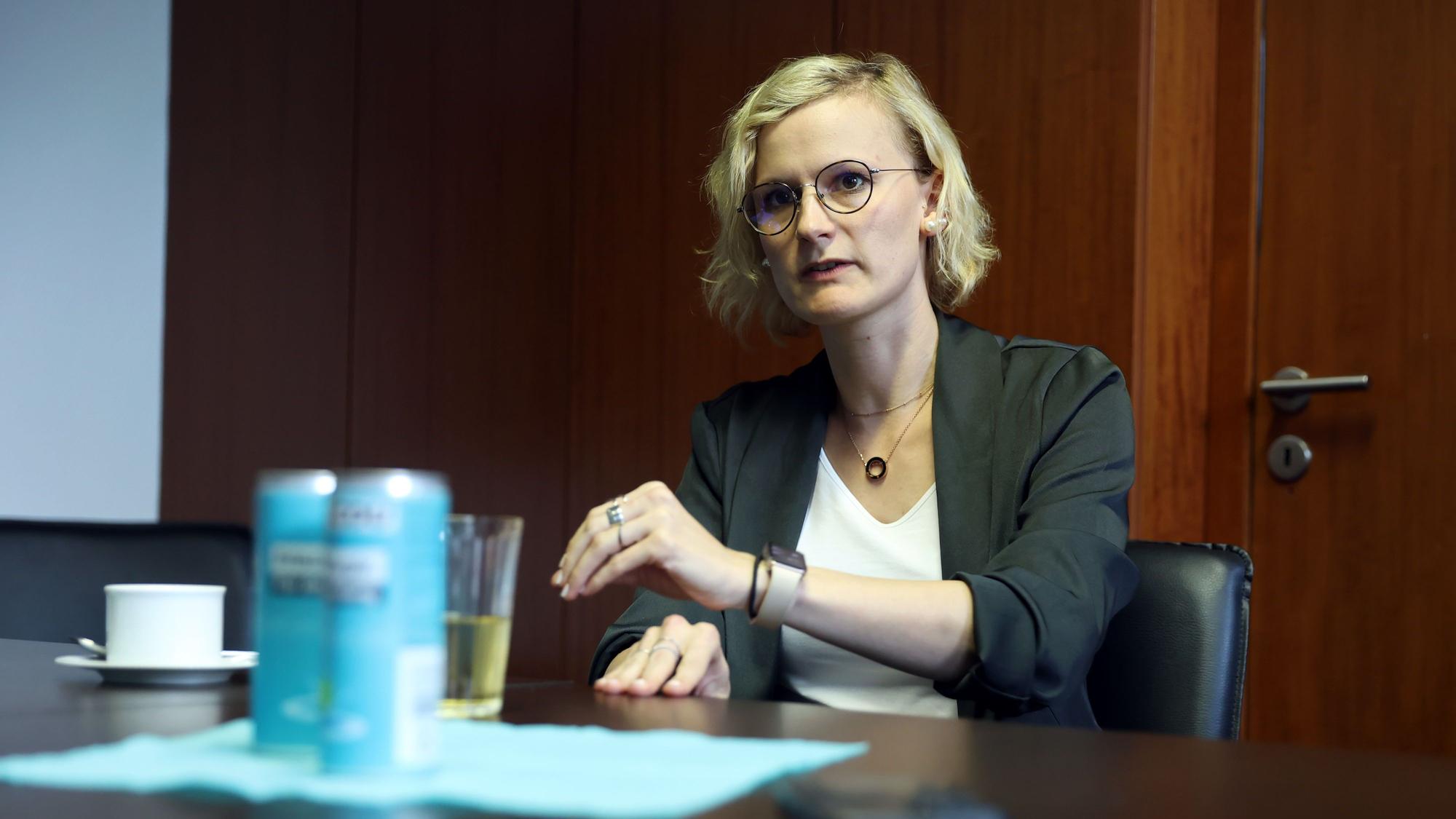 Laura Rosen spricht in der Parteizentrale der CDU.