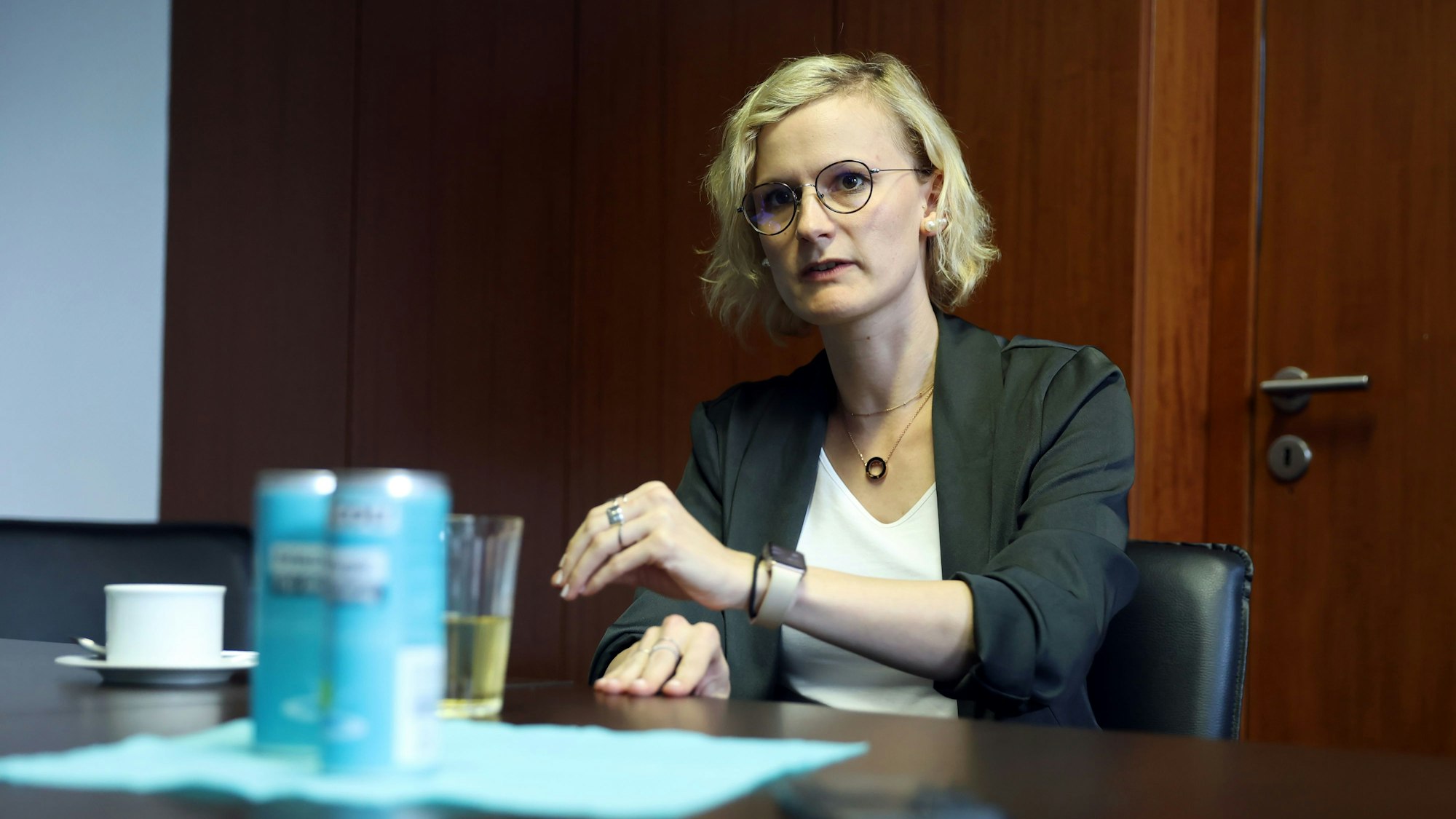 Laura Rosen spricht in der Parteizentrale der CDU.