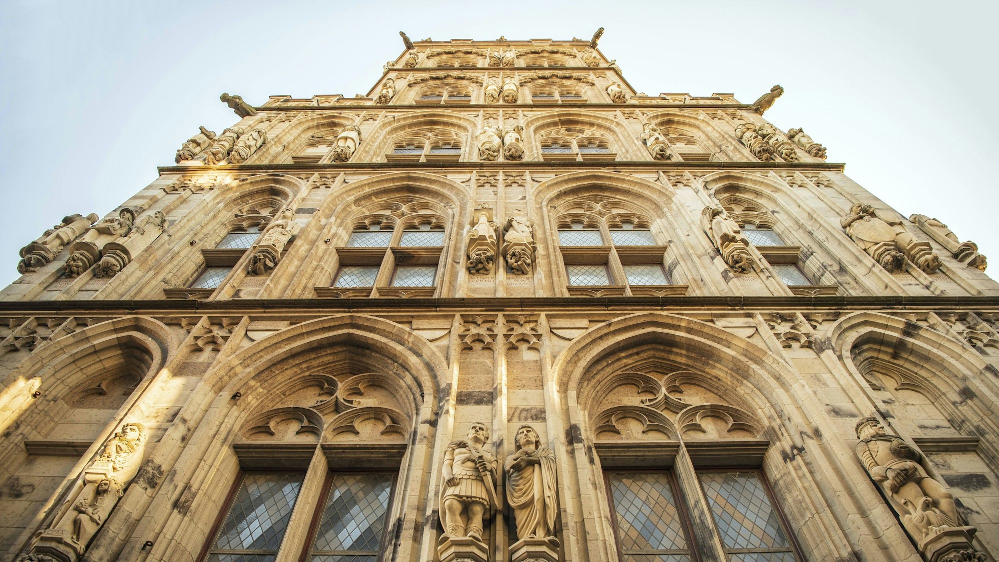 Steinfiguren zieren die Fassade des Kölner Rathauses.