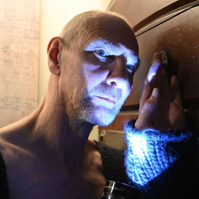 In einer eigens für das EL-DE-Haus entwickelten Performance bespielt die koreanische Künstlerin und Choreografin Nayoung Kim (Tanztheater Wuppertal Pina Bausch) mit der Kostümbildnerin Elisabeth Bertelsmann das ehemalige Gestapo-Gefängnis und den Innenhof.