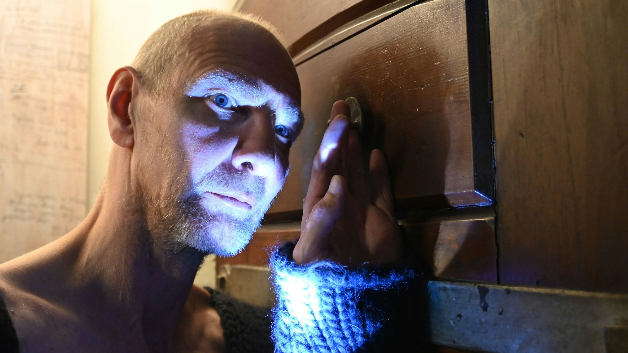 In einer eigens für das EL-DE-Haus entwickelten Performance bespielt die koreanische Künstlerin und Choreografin Nayoung Kim (Tanztheater Wuppertal Pina Bausch) mit der Kostümbildnerin Elisabeth Bertelsmann das ehemalige Gestapo-Gefängnis und den Innenhof.