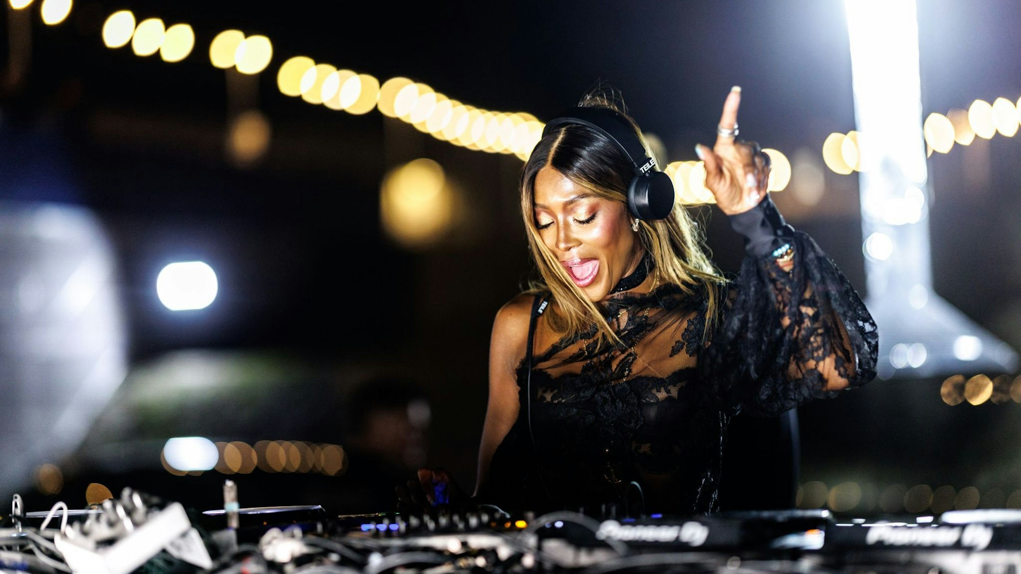 Naomi Campbell gab in München ihr Debüt am DJ-Pult.