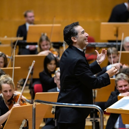 Der Kölner Generalmusikdirektor (GMD) und Roth-Nachfolger Andrés Orozco-Estrada.