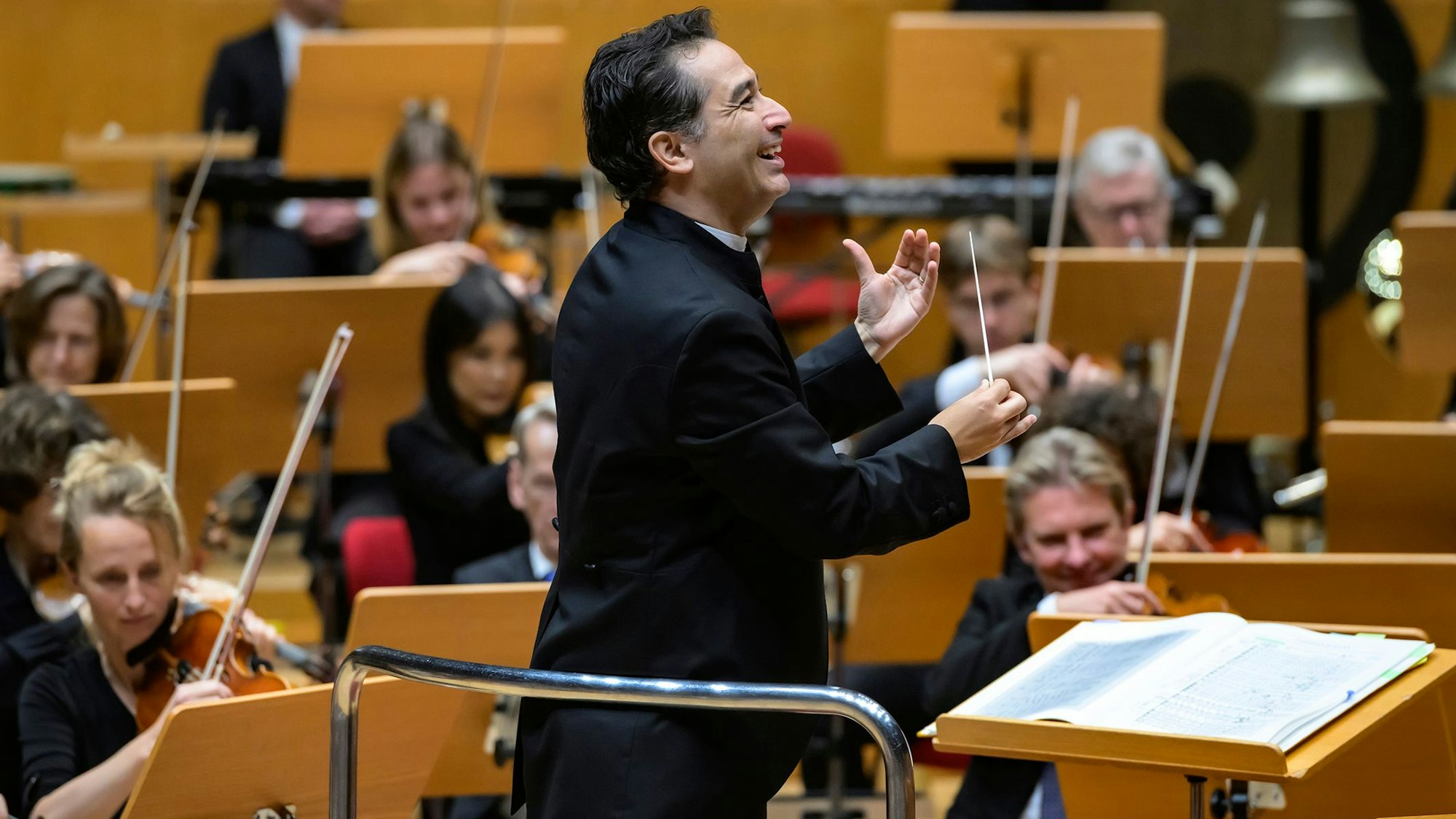 Der Kölner Generalmusikdirektor (GMD) und Roth-Nachfolger Andrés Orozco-Estrada.