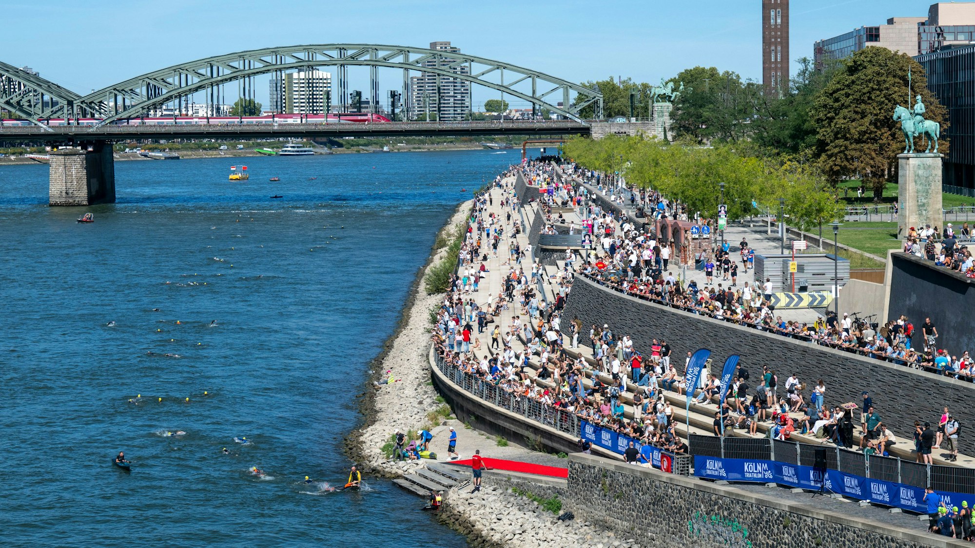 07.09.2025, Köln: Schwimmer beim Triathlon. Foto: Uwe Weiser