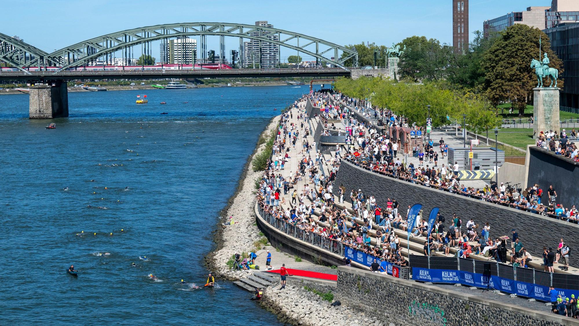 Mit dem Schwimmen im Rhein beginnt der Köln-Triathlon.