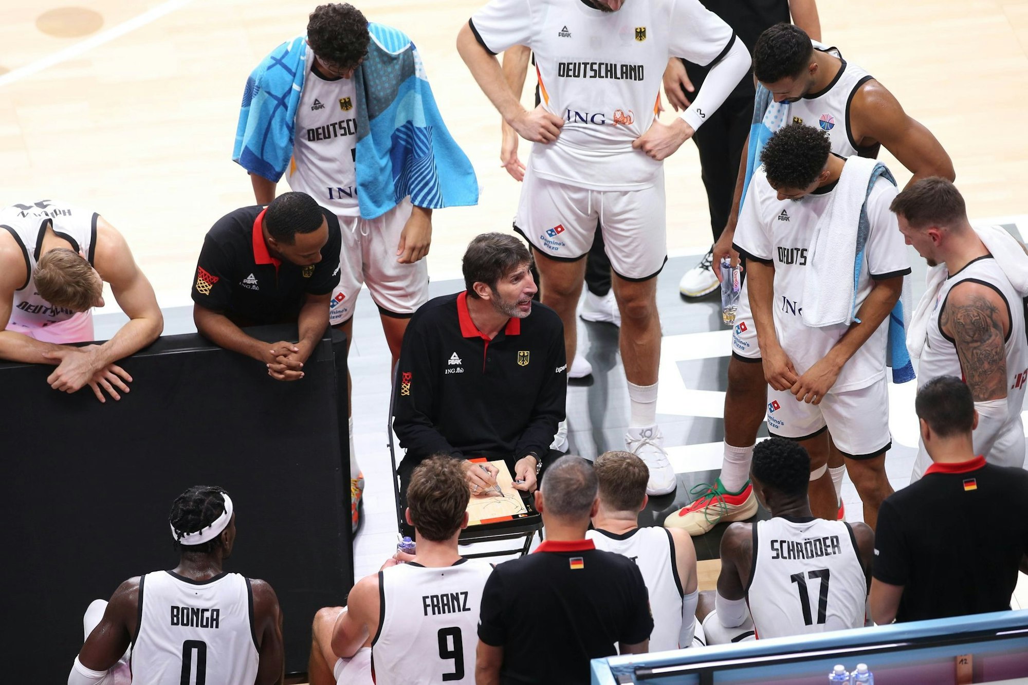 Bundestrainer Alex Mumbru ist zurück - und Deutschlands Basketballer siegen auch für ihn.