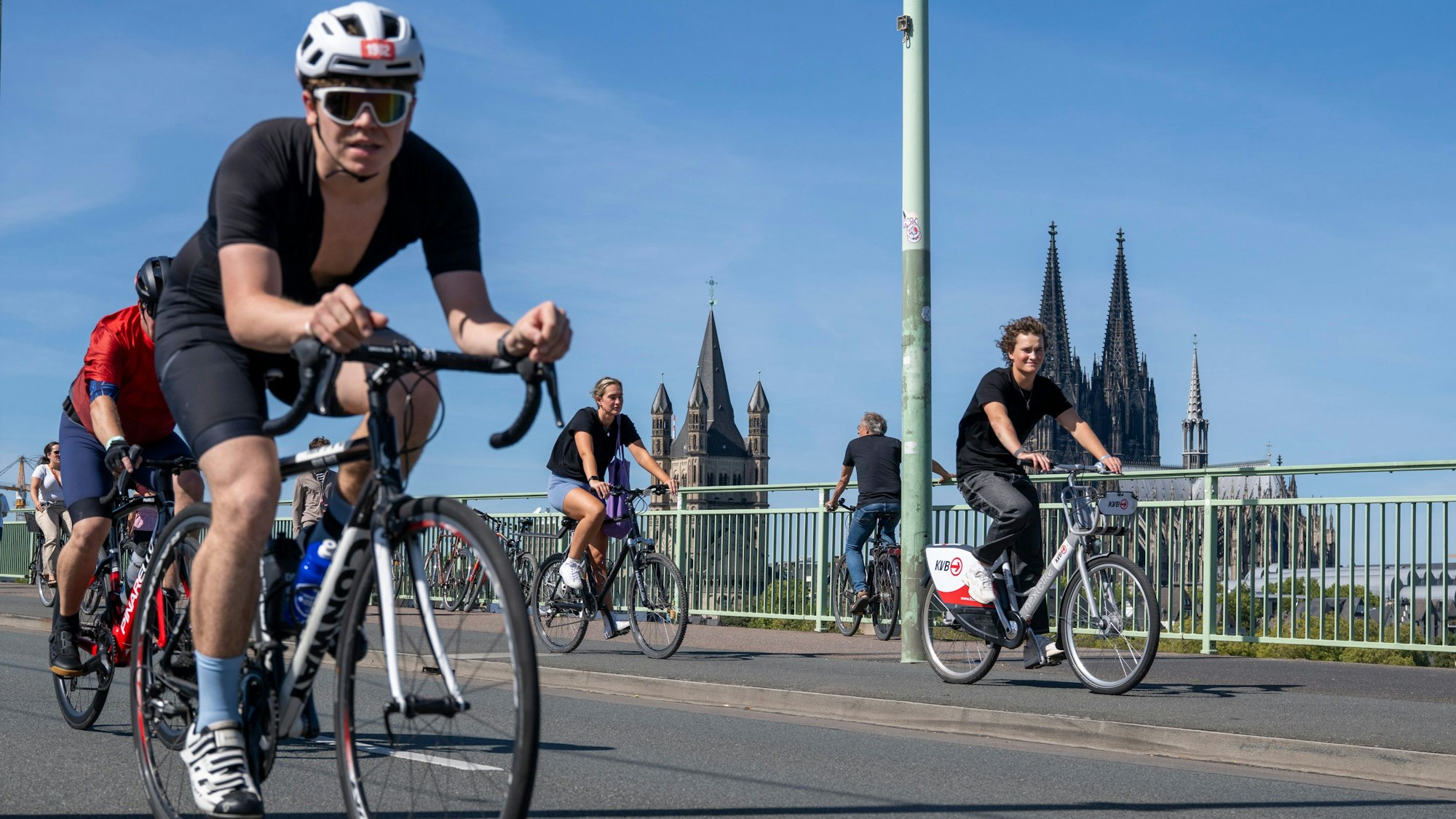 07.09.2025, Köln: Radfahrer beim Triathlon. Foto: Uwe Weiser
