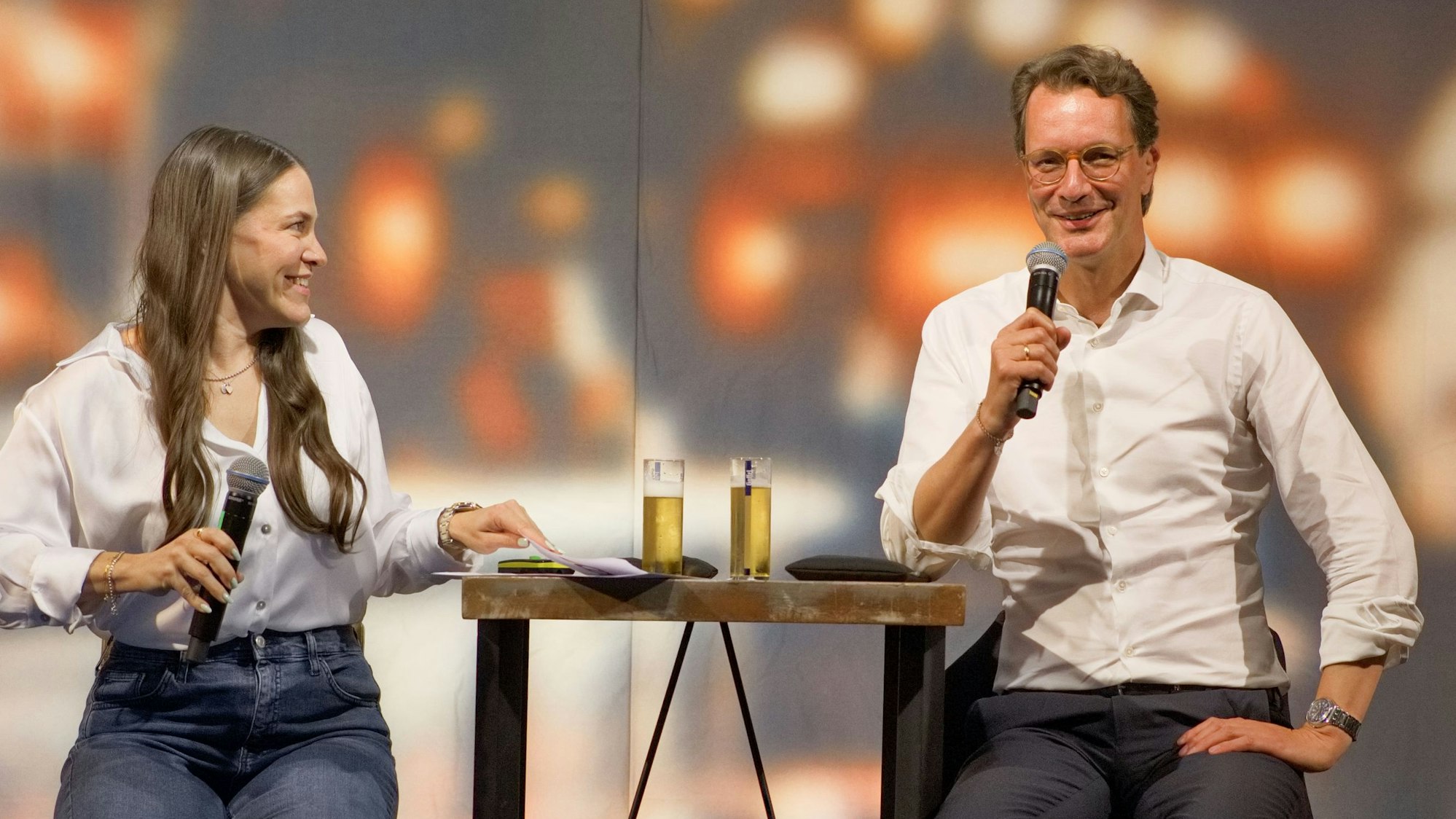 Das Bild zeigt den Ministerpräsidenten mit Moderatorin Pia Pietsch.