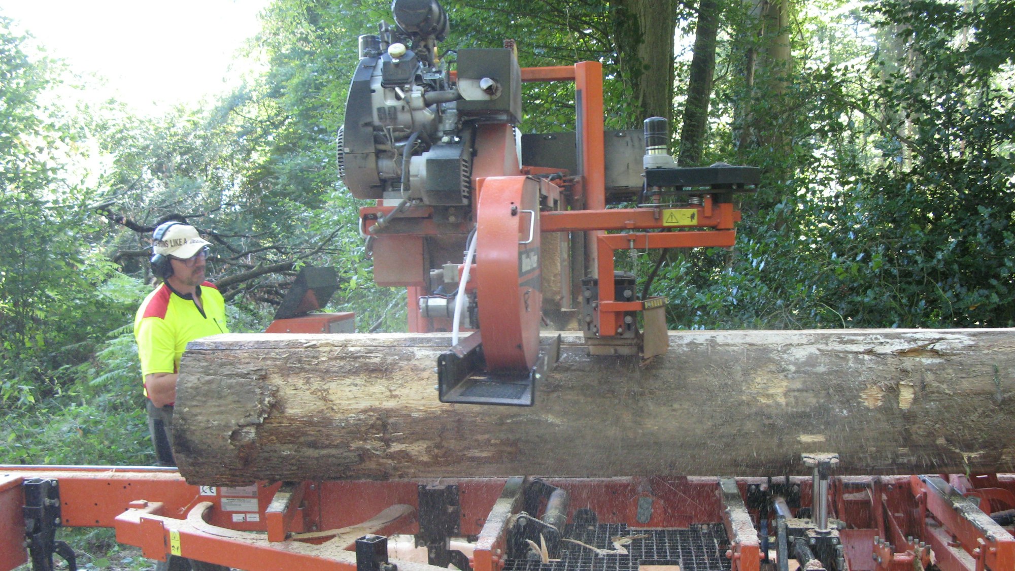 Peter Fischer vom Asbacher Forstbetrieb Fischer hatte sein mobiles Sägewerk aufgebaut.