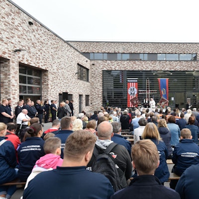 Das Bild zeigt die vielen Besucher der Einweihung von hinten, die einer Rede lauschen.
