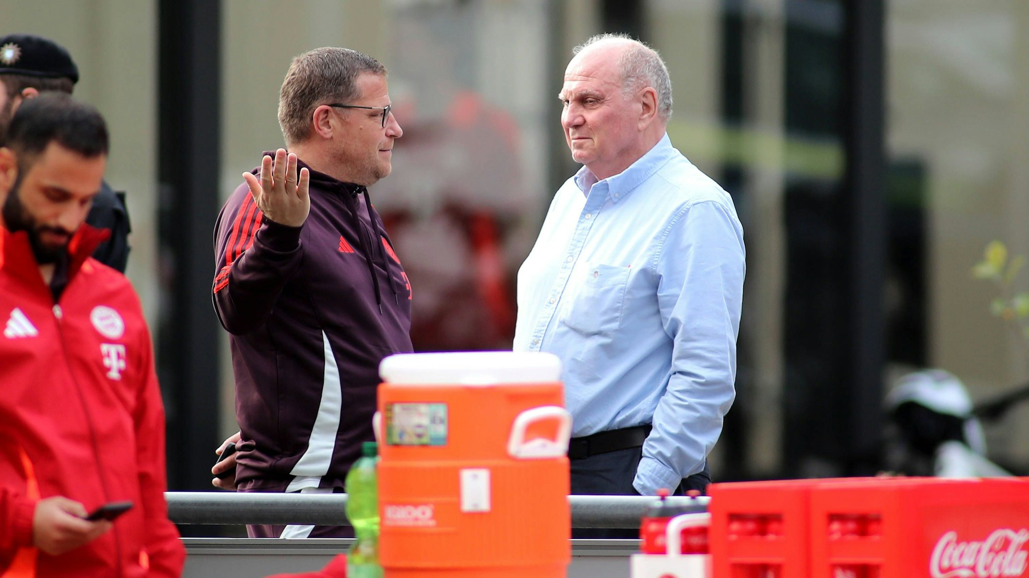 Max Eberl und Uli Hoeneß unterhalten sich.