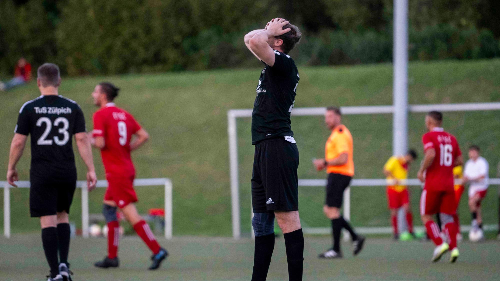 Der Spieler schlägt die Hände über dem Kopf zusammen.