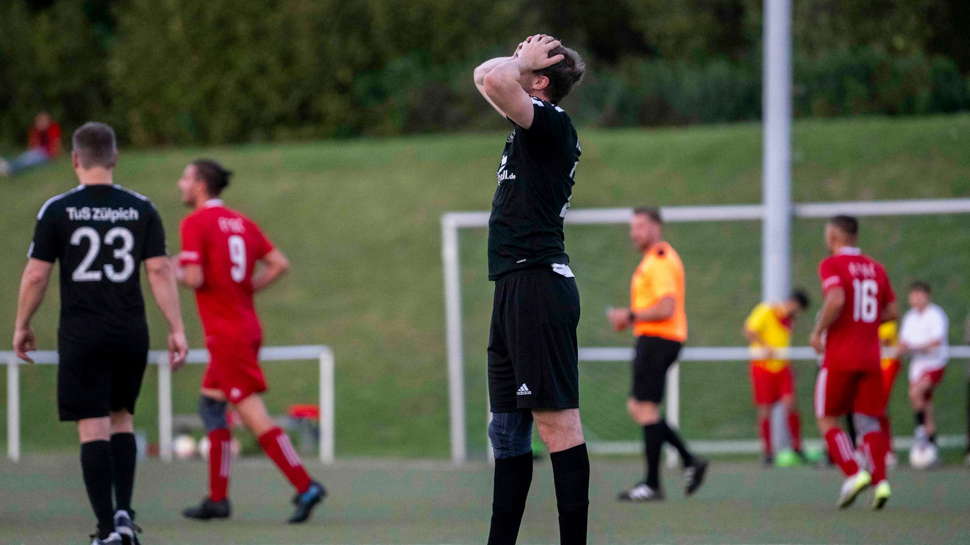 Der Spieler schlägt die Hände über dem Kopf zusammen.