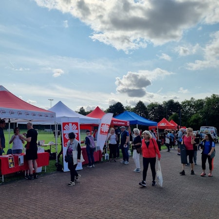 Menschen informieren sich an Ständen.