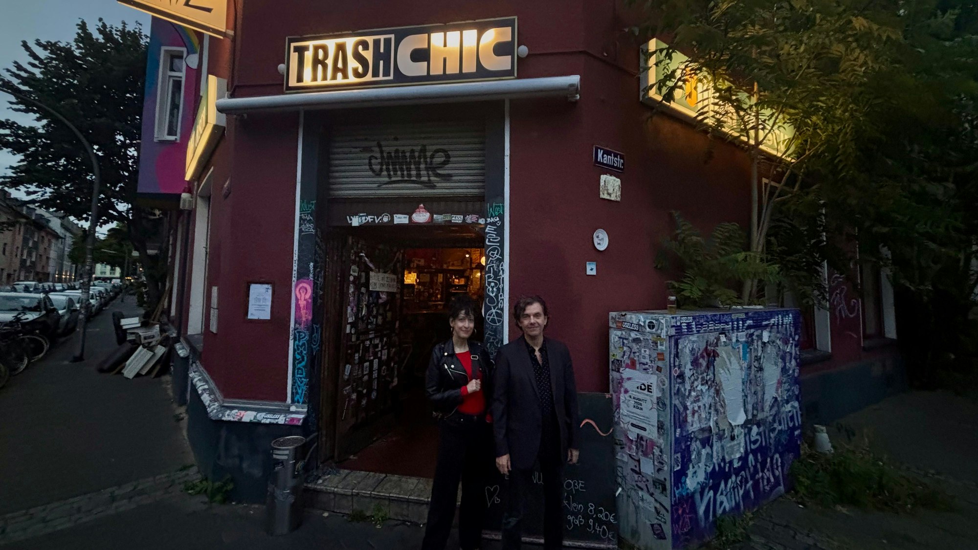Das Bild zeigt Annick Manoukian (links) und Robert Drakogiannakis von der Band Angelika Express vor der Kneipe Trash Chic in Kalk. foto: Kevin Goonewardena