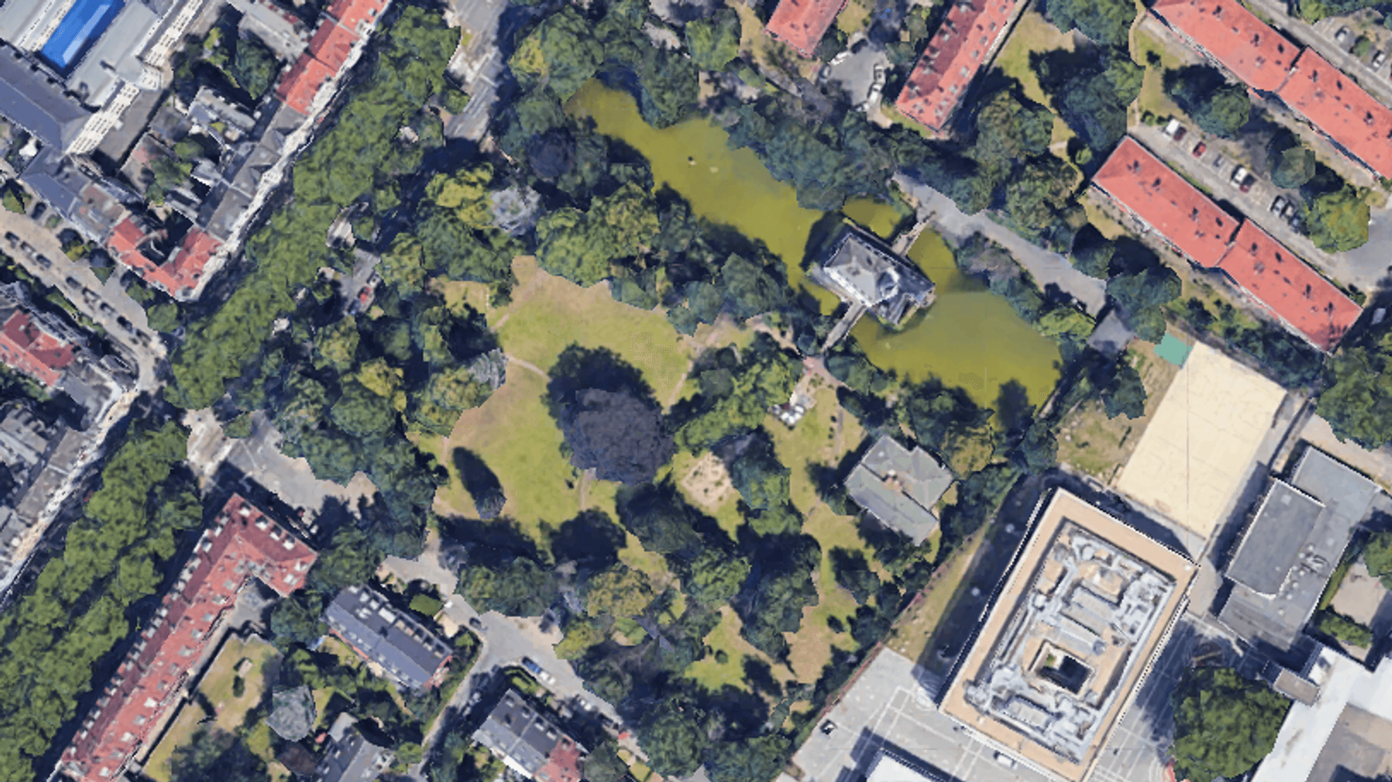 Eine Satellitenaufnahme vom Wasserschloss Weisshaus in Köln-Sülz.
