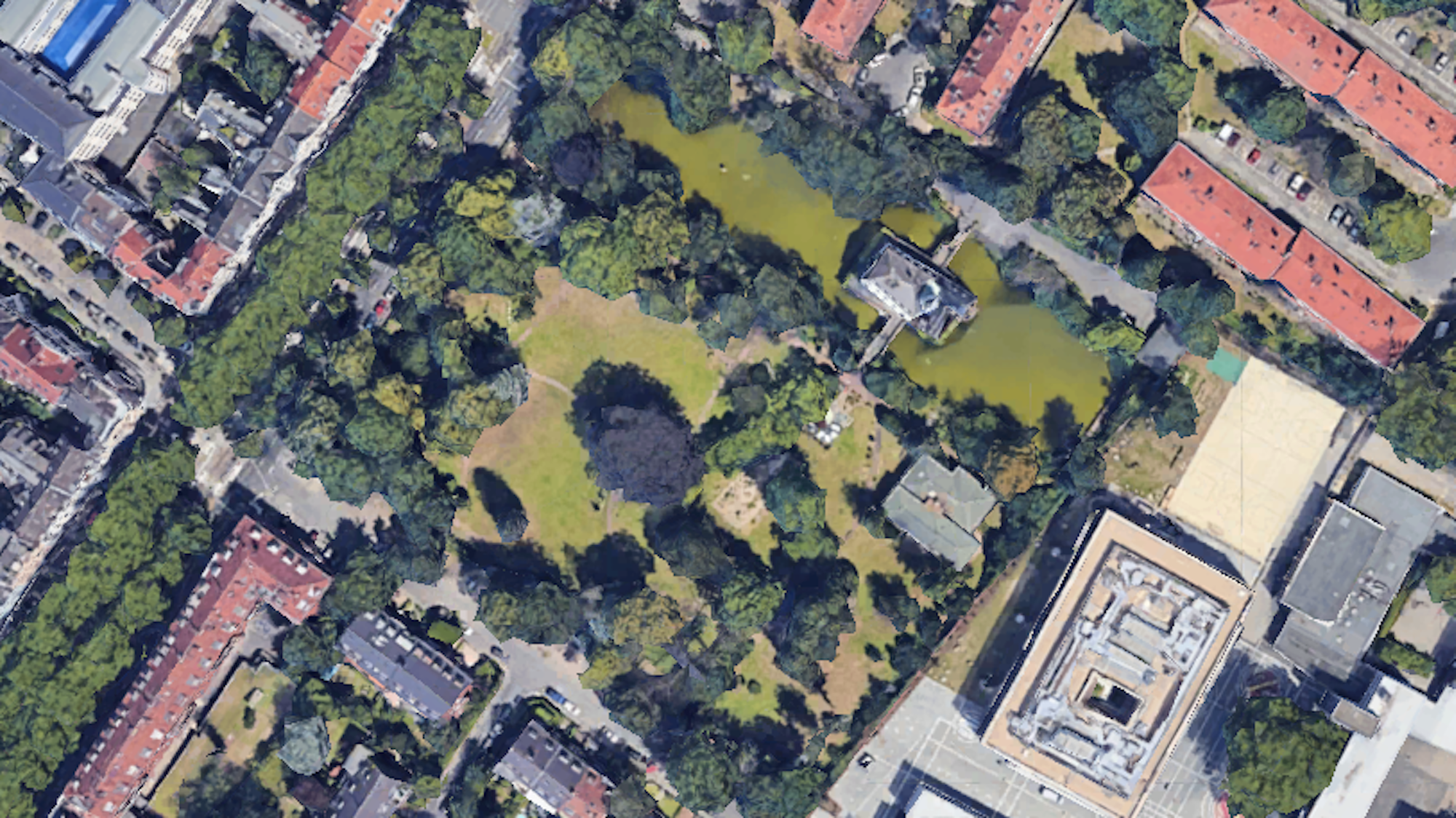 Eine Satellitenaufnahme vom Wasserschloss Weisshaus in Köln-Sülz.