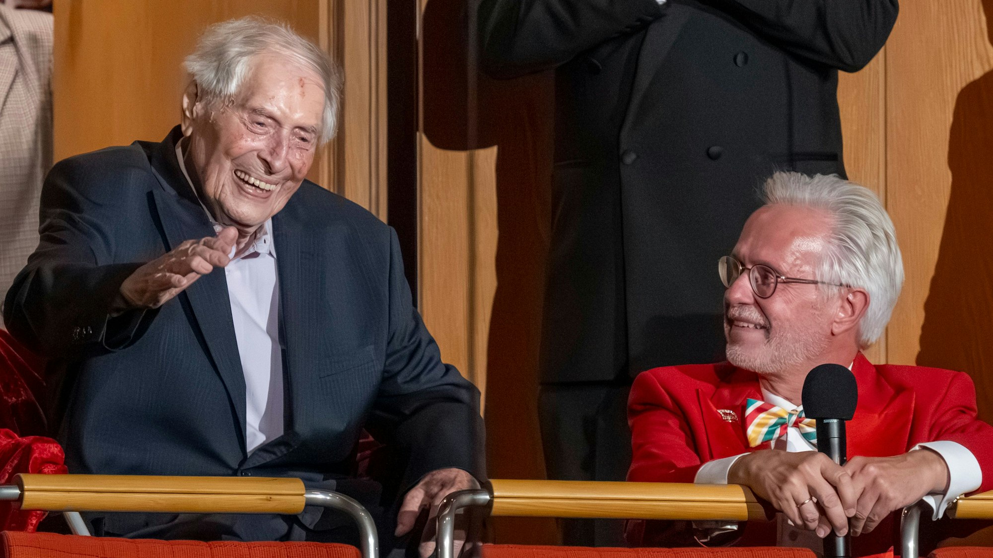 Ludwig Sebus bedankt sich für ein Fest voller „Momente für die Ewigkeit“. Für die meisten im Publikum in der Philharmonie kam sein kurzer Auftritt überraschend. Rechts neben ihm Moderator Joachim Wüst.