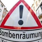 Auf einem Verkehrsschild wird auf eine Bombenräumung hingewiesen. In Köln muss ein Blindgänger gesprengt werden. (Symbolbild)
