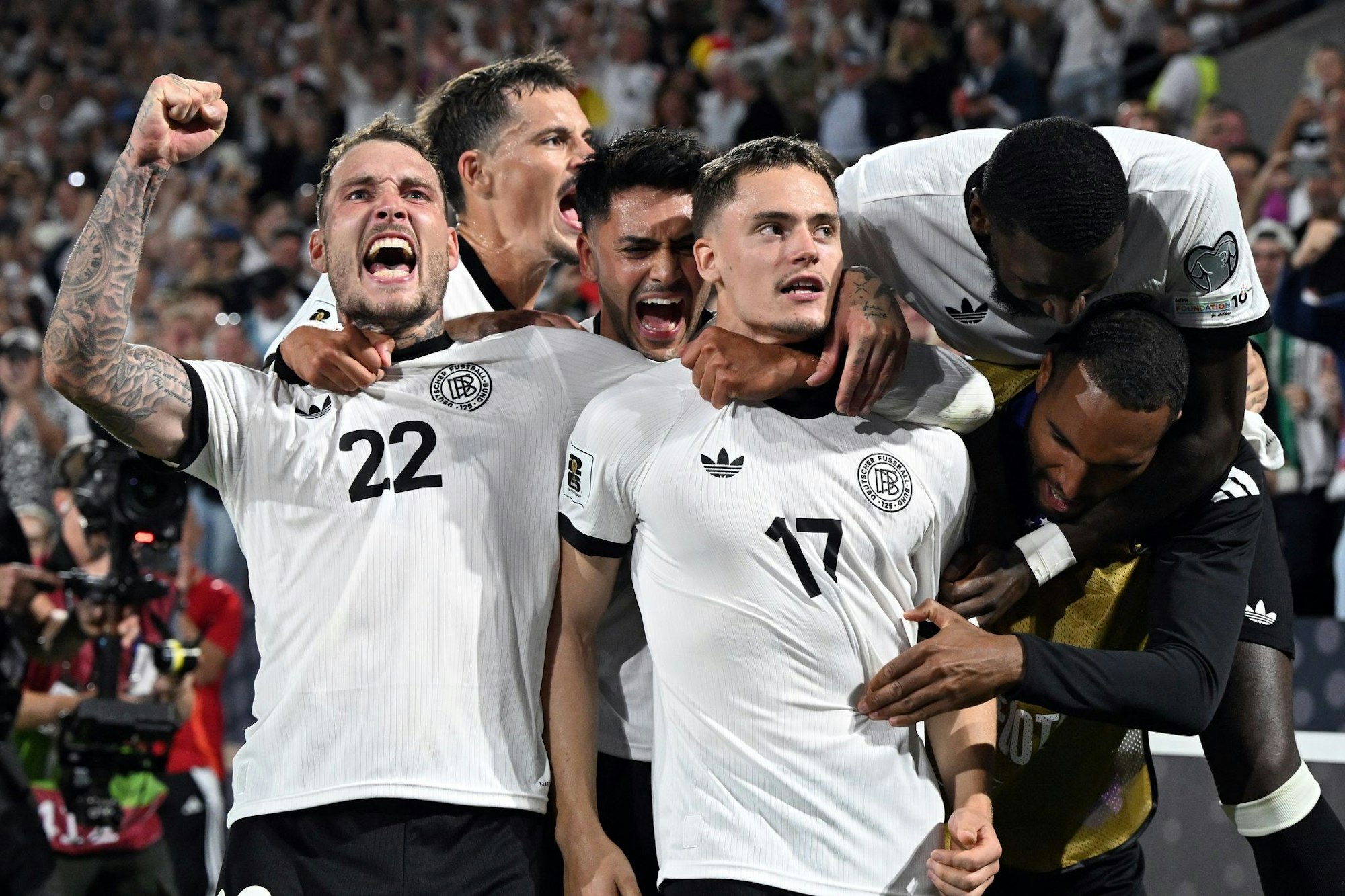 Deutschlands Spieler jubeln nach dem 3:1 von Florian Wirtz (Nr. 17).