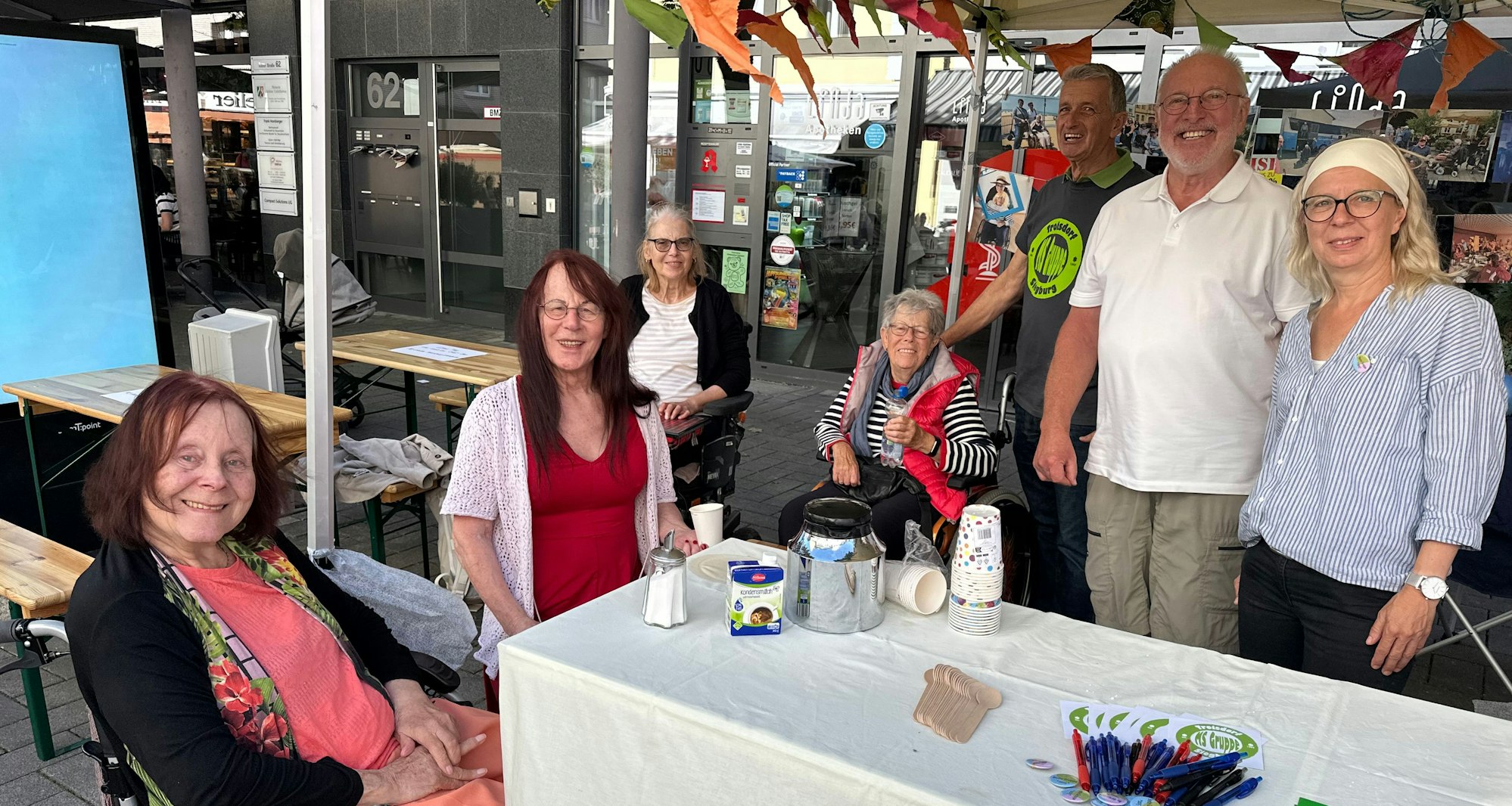 Der Stand der Selbsthilfegruppe für MS-Betroffene bei Troisdorf Verein(t) in der Fußgängerzone.