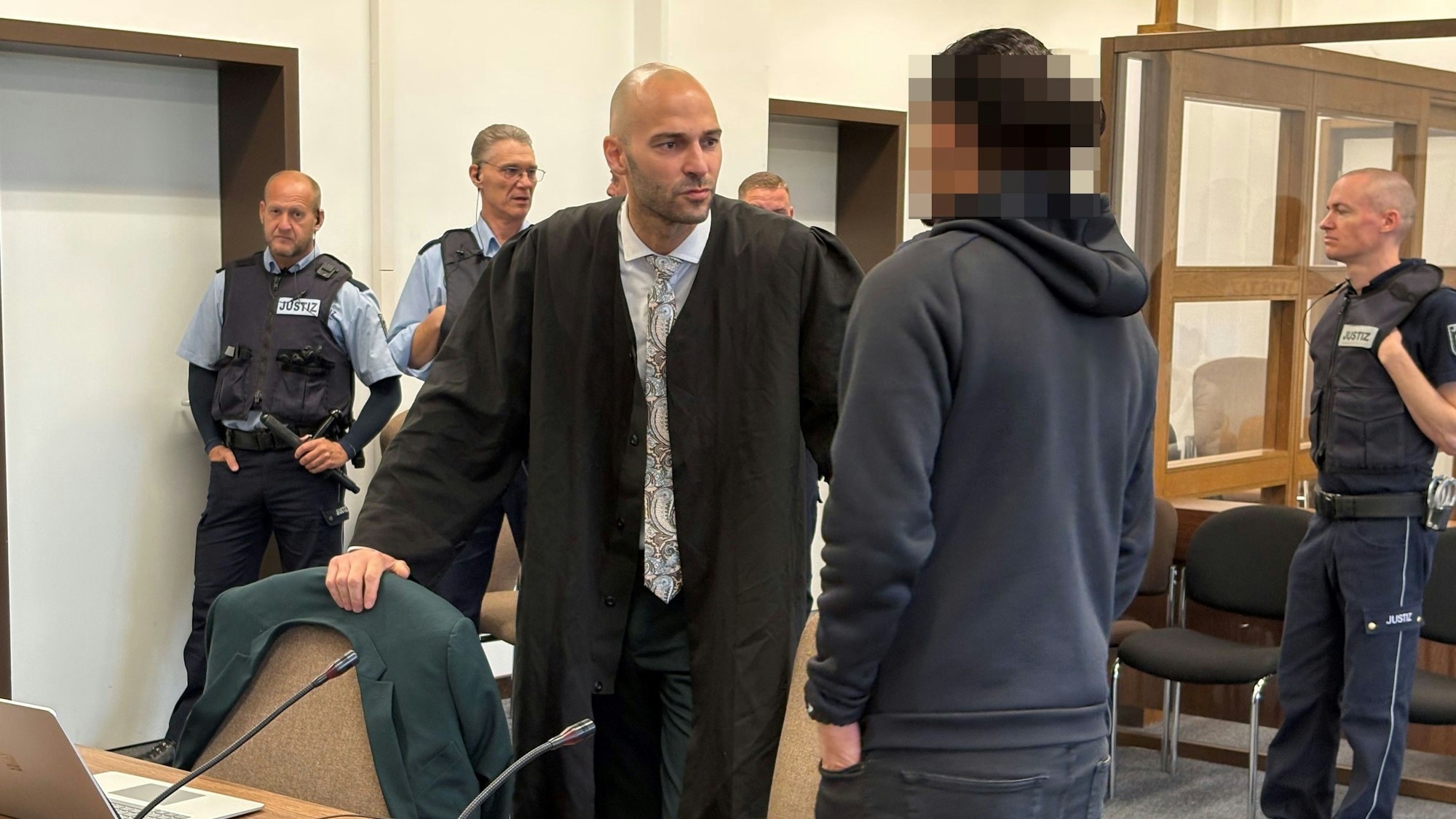 Der Mieter der Villa mit seinem Verteidiger Jan-Victor Khatib im Kölner Landgericht