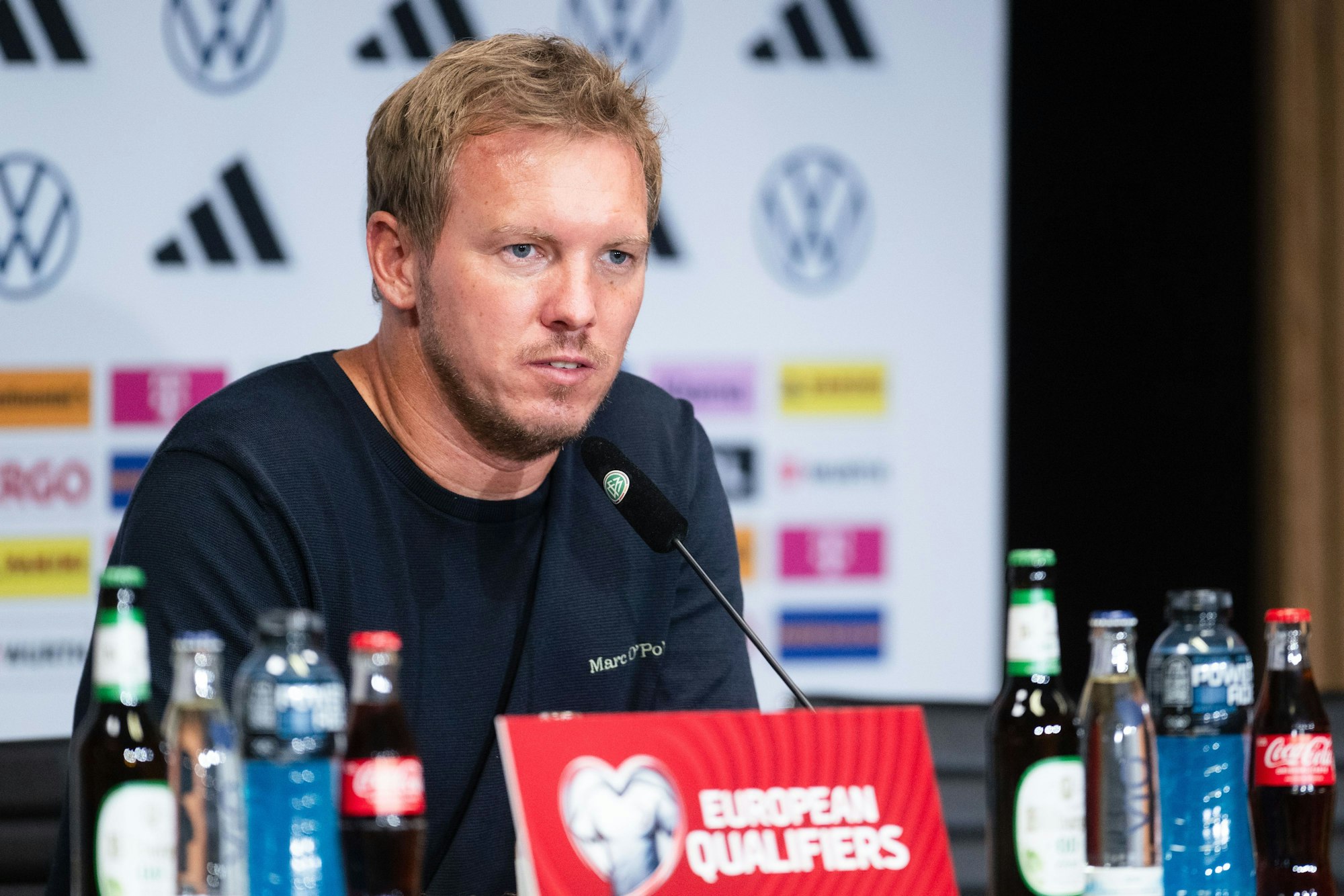 Julian Nagelsmann blickt während der Pressekonferenz nach der Partie in die Runde.