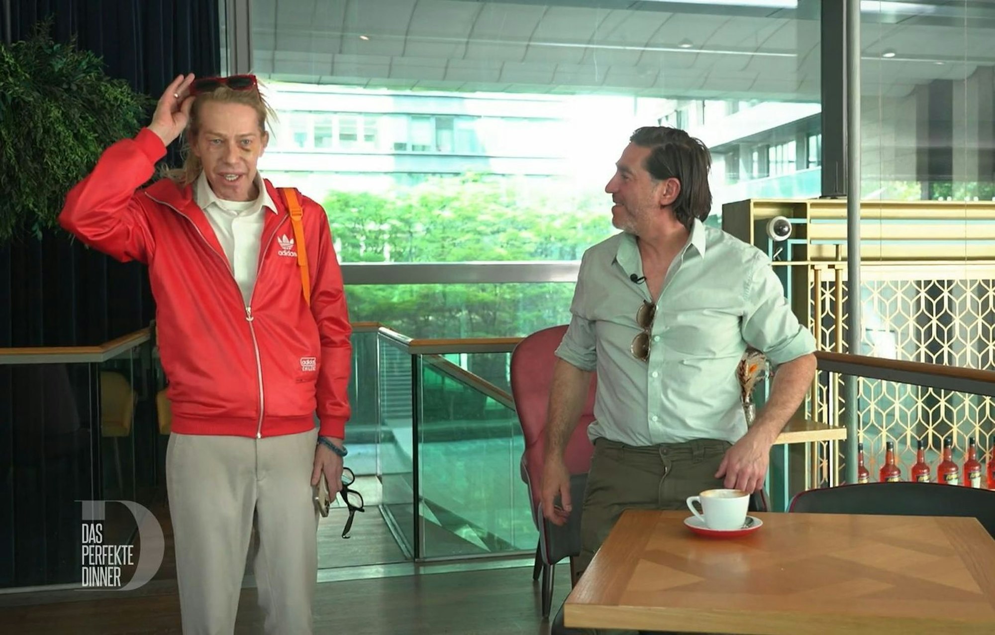 Carsten (links) zeigt Mitstreiter Dino vor dem ersten Abend sein Veilchen. (Bild: RTL)