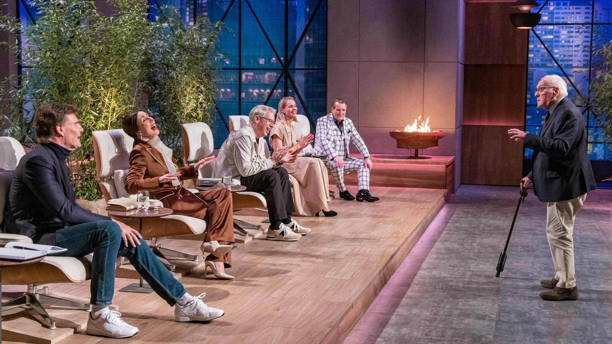 Der inzwischen 99 Jahre alte Heinz Schlechtingen aus Morsbach-Lichtenberg bringt in der „Höhle der Löwen“ die Investoren Carsten Maschmeyer (von vorne nach hinten), Judith Williams, Frank Thelen, Janna Ensthaler und Ralf Dümmel mehr als nur einmal herzlich zum Lachen.