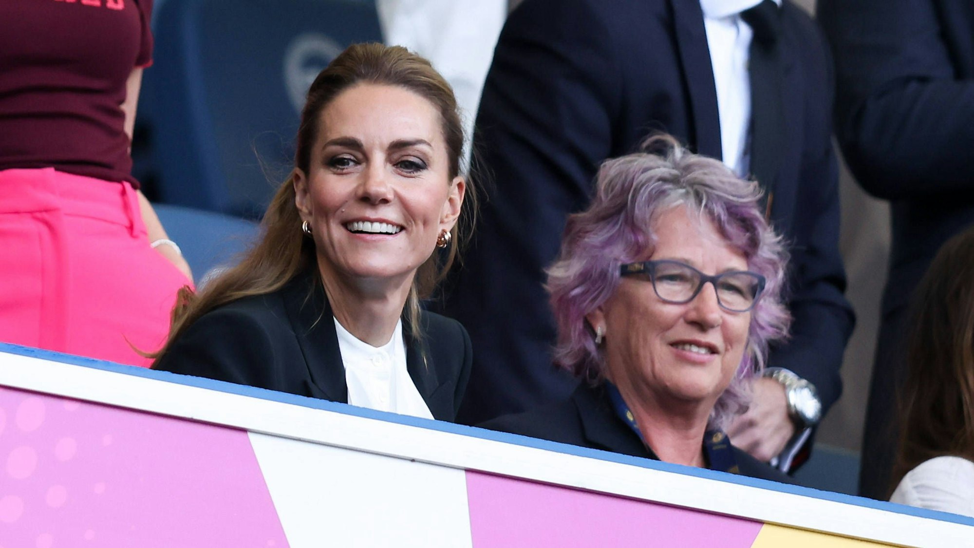Prinzessin Kate verfolgt das Rugby-Weltmeisterschaftsspiel und lächelt.