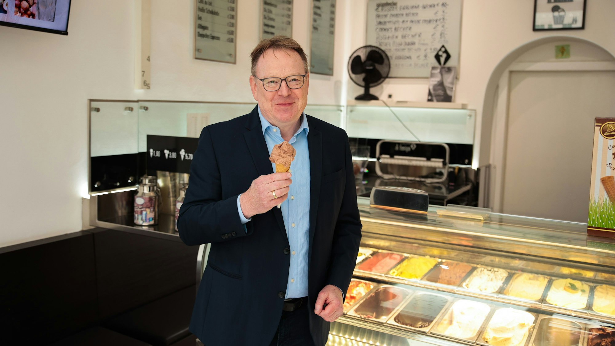 Bei „Il Gelato di Ferigio“ in Bayenthal gönnt sich Torsten Burmester gern mal ein Eis.
