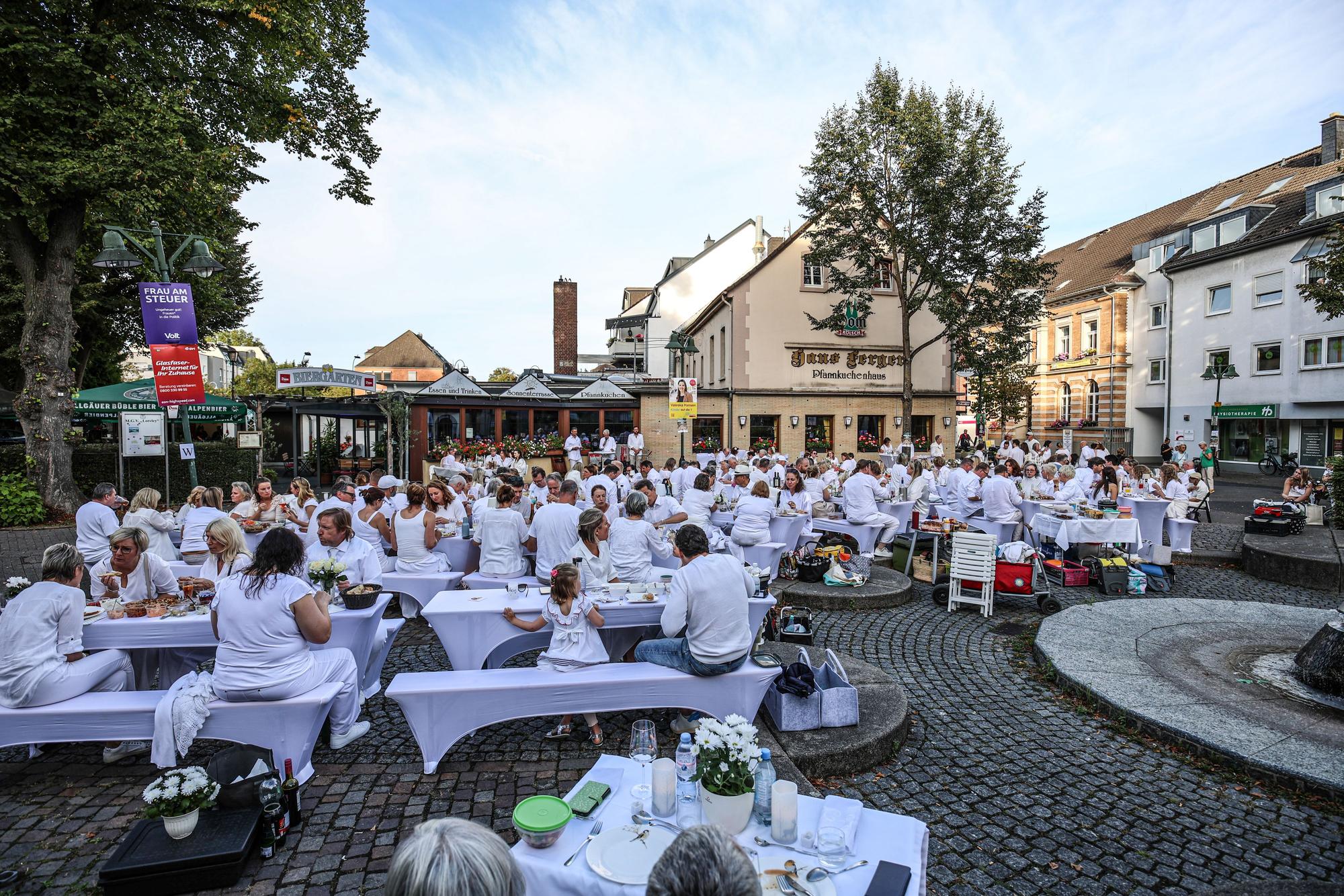 Auch auf dem Lindenplatz in Schlebusch gab es ein „Dinner in white“.