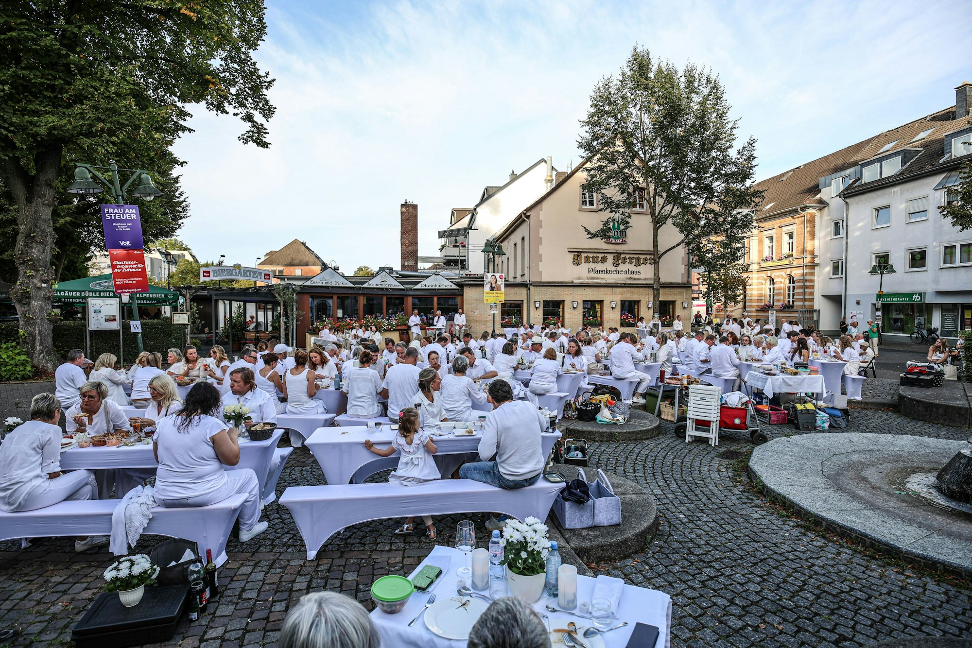 Auch auf dem Lindenplatz in Schlebusch gab es ein „Dinner in white“.