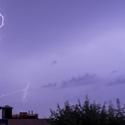 Ein Blitz entlädt sich über einem Wohngebiet in Magdeburg Stadtfeld.