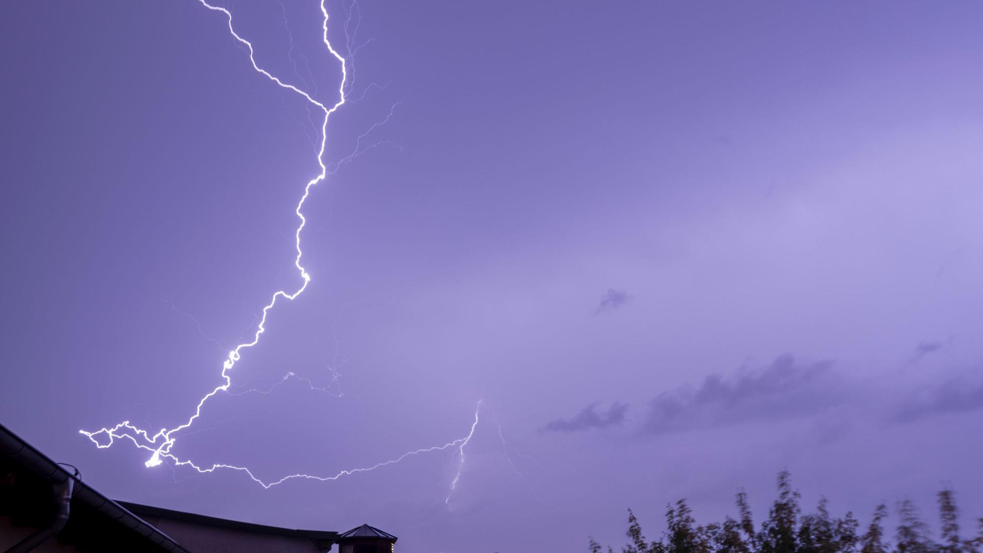 Ein Blitz entlädt sich über einem Wohngebiet in Magdeburg Stadtfeld.