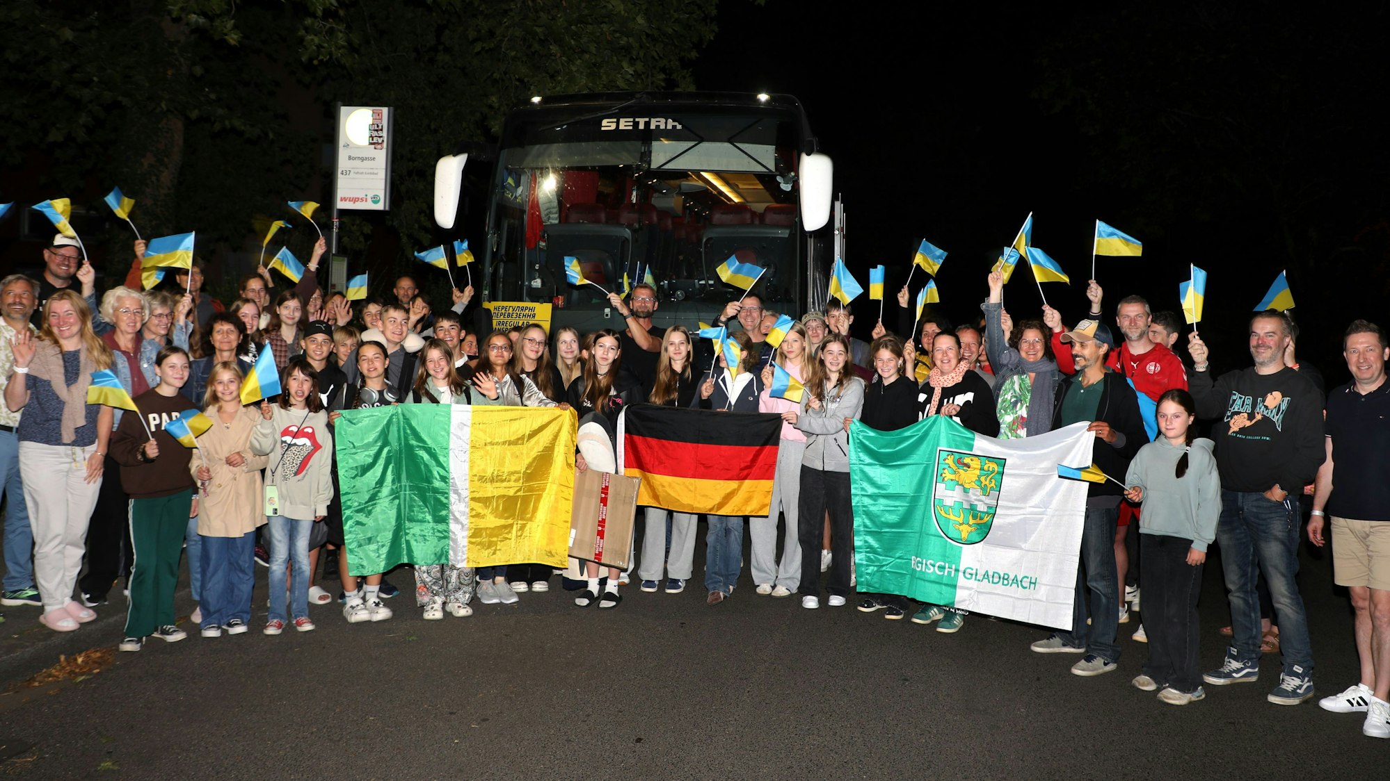 Mit Ukrainefähnchen winken die Bergisch Gladbacher Gastfamilien in der Nacht zu Montag (8.9.) ihren jungen Gästen aus Butscha.