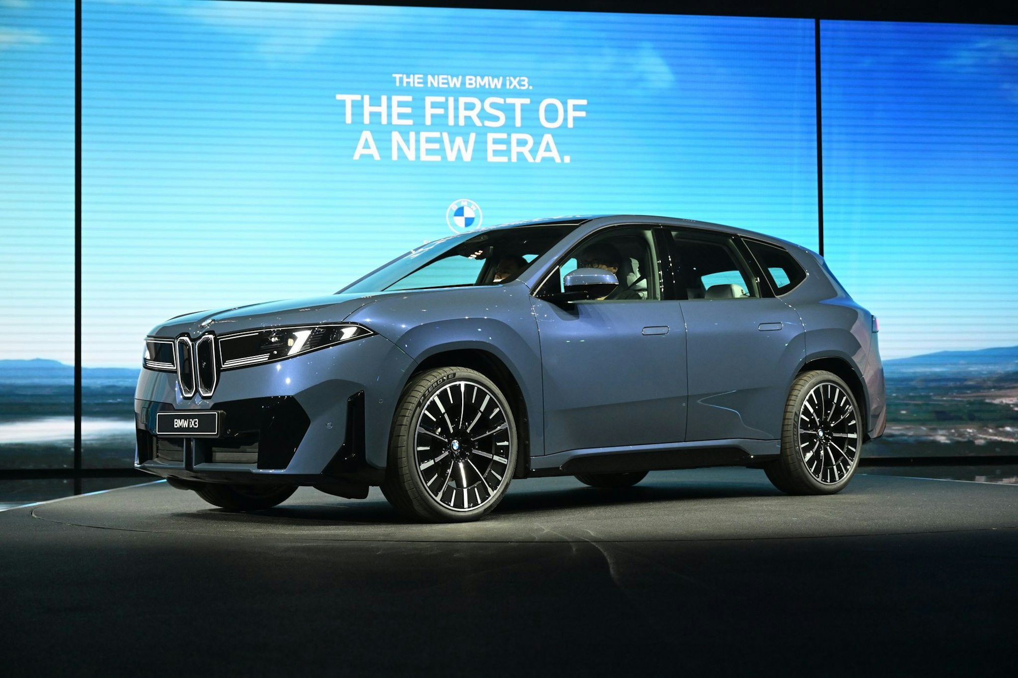 Der iX3 von BMW zählt zur Neuen Klasse und startet im Frühjahr zu Preisen ab 68.700 Euro.
