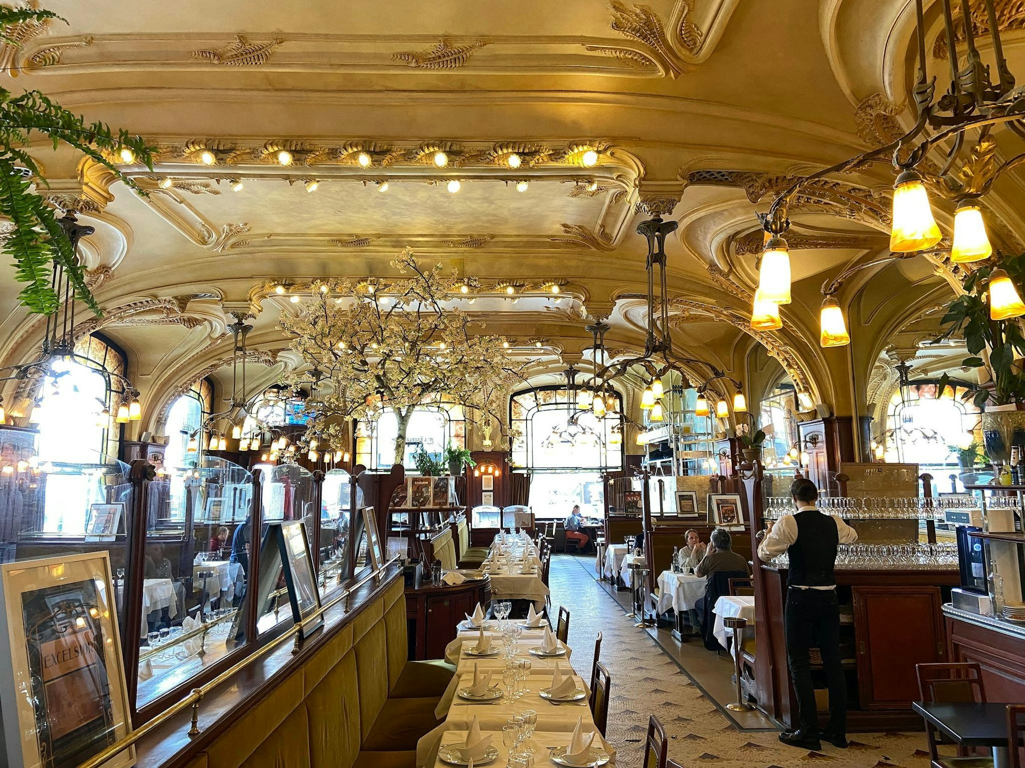 Jugendstil-Ambiente heute wie damals: die «Brasserie Excelsior» wurde 1911 eröffnet.
