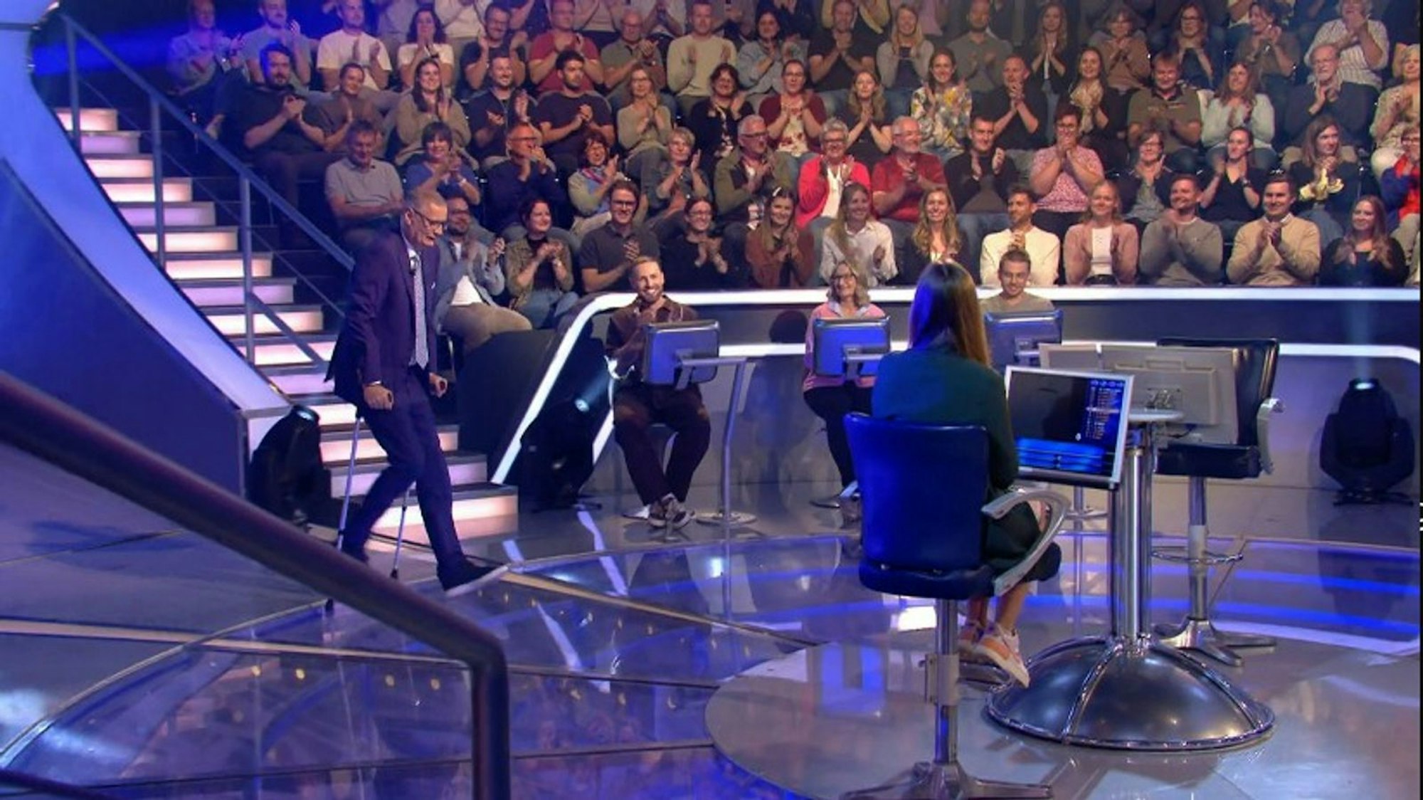 Moderator Günther Jauch musste auf Krücken in die neue Staffel „Wer wird Millionär?“ starten. (Bild: RTL+)