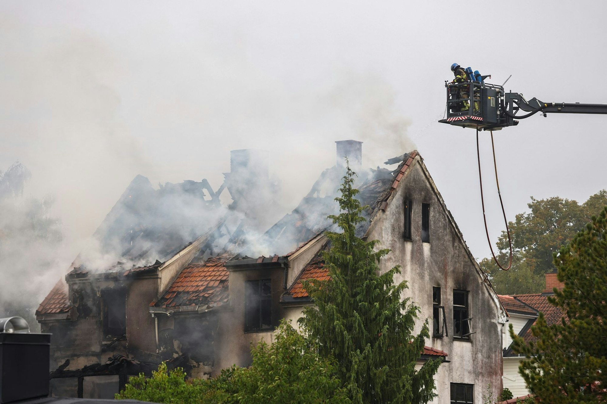 Nach einem Brand in einem Haus sind vier Frauen tot aufgefunden worden.